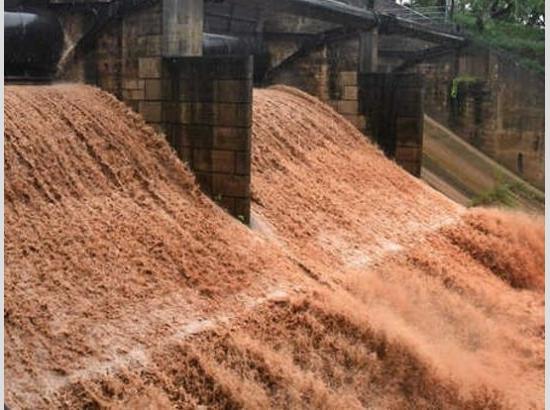 Chandigarh : खोल दिए Sukhna Lake के Flood Gate, पानी खतरे के निशान से पार! टूट गया पुल