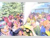 HP CM Celebrates Holi With People : मुख्यमंत्री सुखविंद्र सुक्खू ने ओक ओवर में लोगों के साथ मनाई होली, भाईचारे और उत्सव के रंग में रंग CM निवास