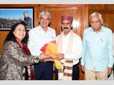 HP CM Releases Bazar Authored By Niranjan Sharma : मुख्यमंत्री ने निरंजन शर्मा के उपन्यास बाज़ार का विमोचन किया