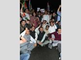 Delhi Neet Protest : Himachal Congress : नीट छात्रों पर लाठीचार्ज और राहुल-प्रियंका गांधी को हिरासत में लिए जाने के विरोध में कांग्रेस ने किया प्रदर्शन, धरने पर बैठे सीएम