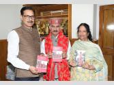 HP CM Releases Trilok Suryvanshi's Book : मुख्यमंत्री ने ‘जाखू मन्दिर-संजीवनी बूटी का रहस्य’ पुस्तक का विमोचन किया
