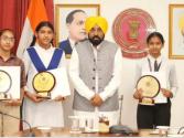 पंजाब में 8वीं की टॉपर्स से मिले CM मान, किया सम्मानित