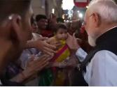 भारतीय मूल के लोगों ने पेरिस में पीएम मोदी का भव्य स्वागत किया
