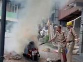 Himachal Pradesh : धर्मशाला के व्यस्त कोतवाली बाजार में खड़ी बाइक में लगी भीषण आग, मची अफरा-तफरी, देखें वीडियो