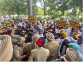 GMADA ऑफिस पर पत्थरबाज़ी, शेरी कलसी की अगुवाई में AAP का धरना, लाइव देखें (दोपहर 12:24 बजे)